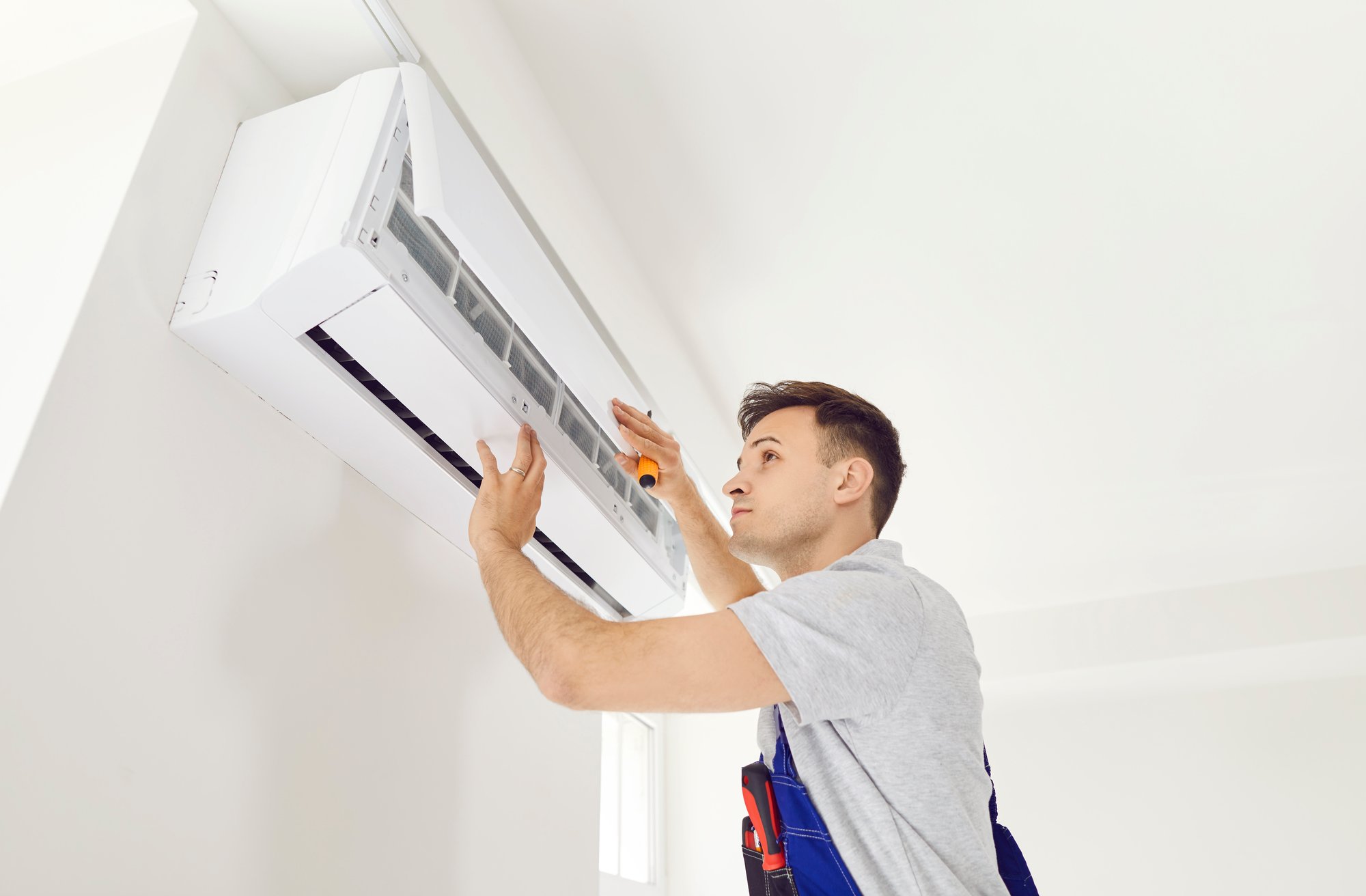 Leitungsführungskanäle aus PVC im Innenbereich – saubere, präzise Installation von Klima- und Kälteanlagen in Büros und Technikräumen.