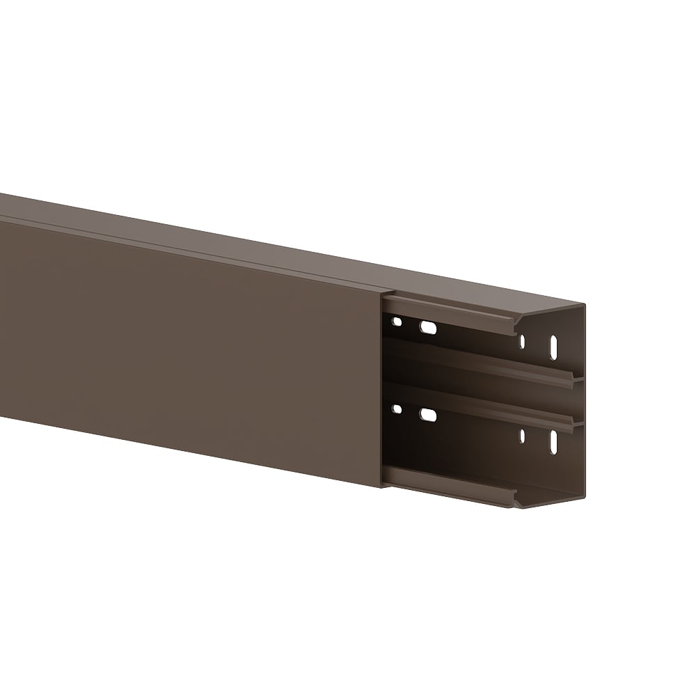 Leitungsführungskanal in Braun (RAL 8014) – unauffällige Lösung für Fassaden mit Holz- oder Erdtönen.